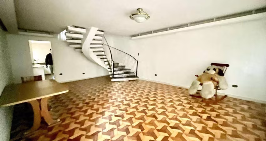 Sobrado de 3 quartos, garagem para 3 carros - Super Espaçoso