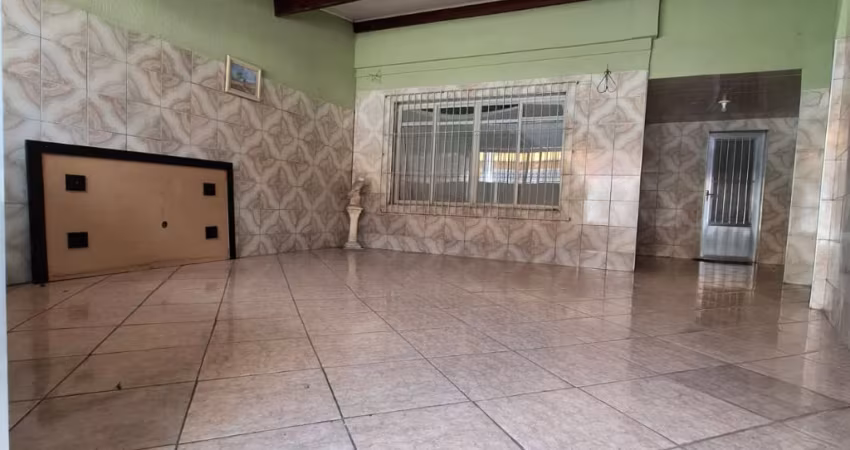 Belíssimo sobrado muito bem distribuído pelo amplo terreno!!!!!