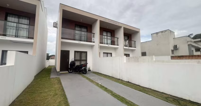 Sobrado com espaço de pátio a venda em São José/SC