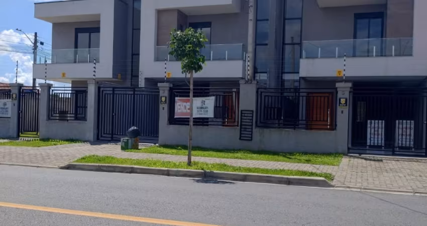 Sobrado no Capão da Imbuia 3  quartos, 1  suíte, 2  vagas de garagens