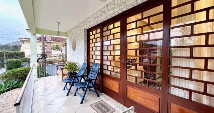 Casa para Venda em Teresópolis, VÁRZEA, 6 dormitórios, 2 suítes, 5 banheiros, 2 vagas