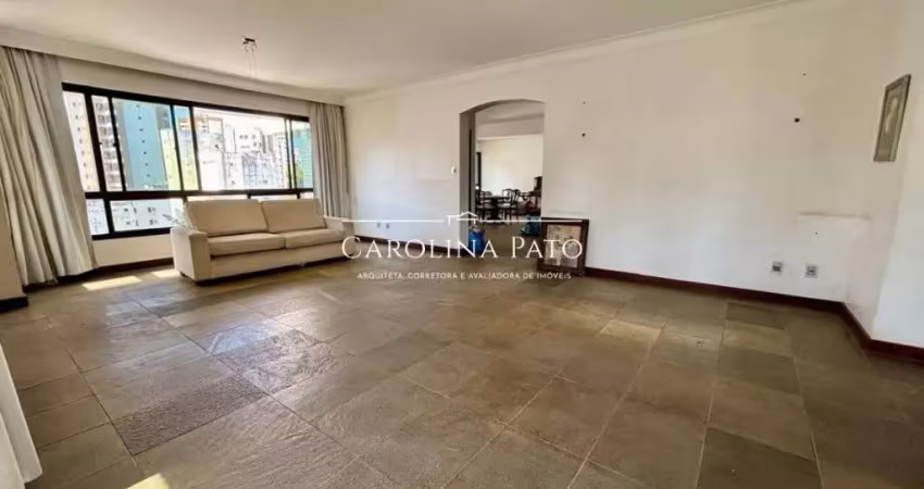 Apartamento espaçoso, com grande potencial para reforma e muita valorizção