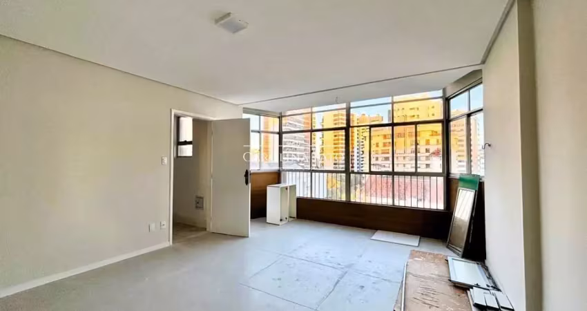 Lindo apartamento com 2/4 totalmente reformado , prédio modernizado na graça