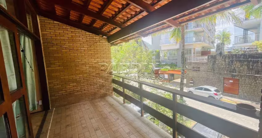 Triplex com 3 dormitórios em ótima localização no Saco da Ribeira em Ubatuba!