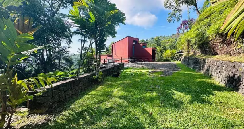 Casa em desníveis em meio a natureza, com linda vista para o mar, na praia brava da fortaleza em ubatuba!