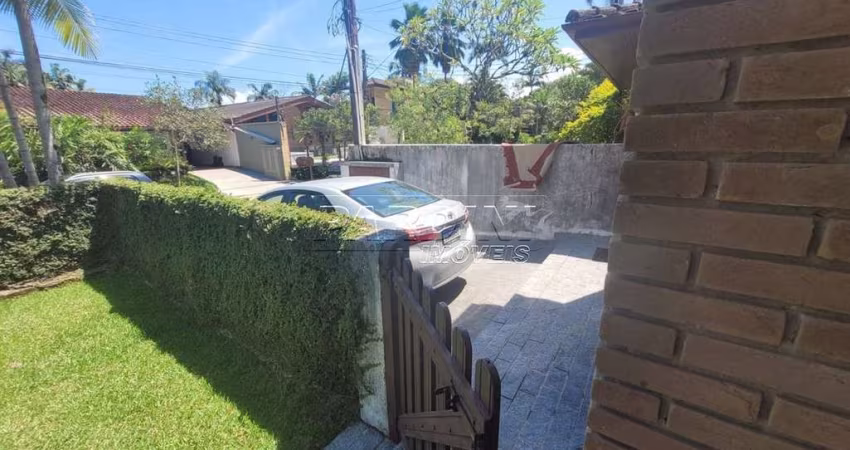 Ótima casa em condomínio com 4 dormitórios, próxima do mar, na praia do Lázaro em Ubatuba!