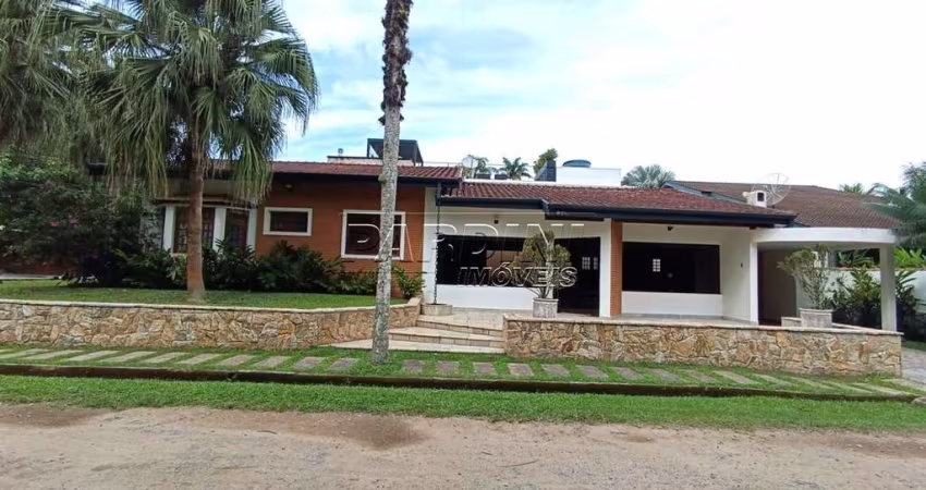 Excelente  casa térrea em condomínio, pertinho do mar, com 3 suítes e varanda gourmet, na praia do Lázaro em Ubatuba!