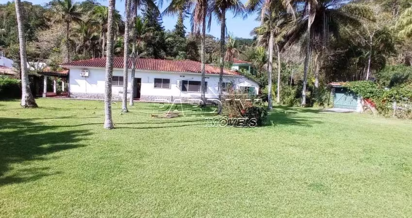 Casa perto do mar, com uma excelente área, entre as praias da Sununga e Lázaro em Ubatuba!