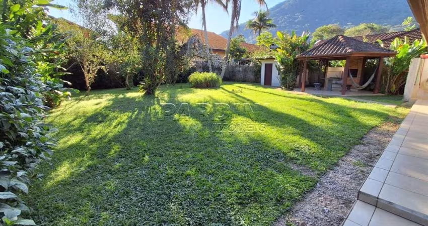 Ótima casa com 4 dormitórios, terreno de 1.100 m2, a apenas 280 metros do mar, na praia do Lázaro em Ubatuba!