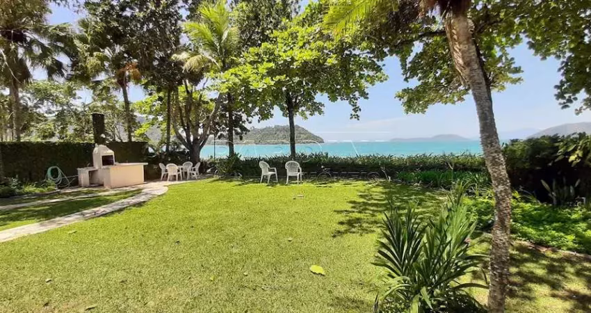 Locação de temporada em condomínio, amplo jardim, pé na areia, na praia do lázaro em ubatuba!