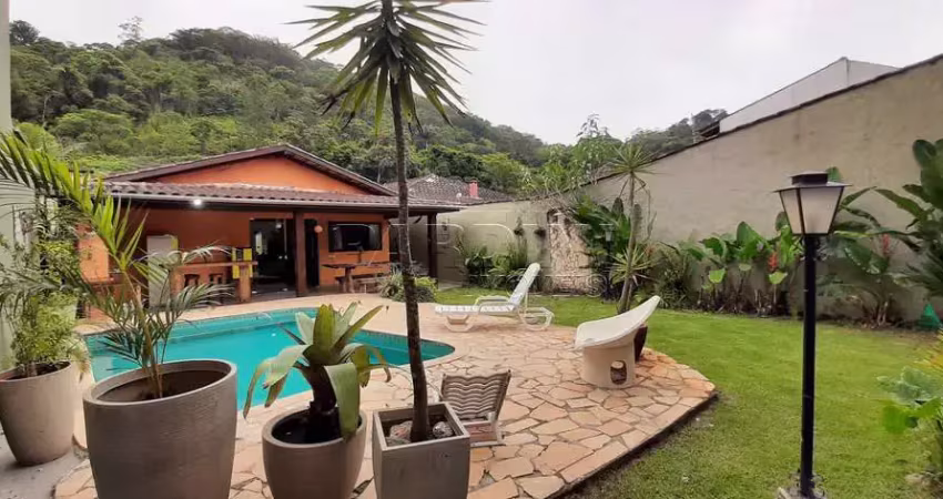 Casa de temporada, com churrasqueira e piscina, na praia da enseada em ubatuba!