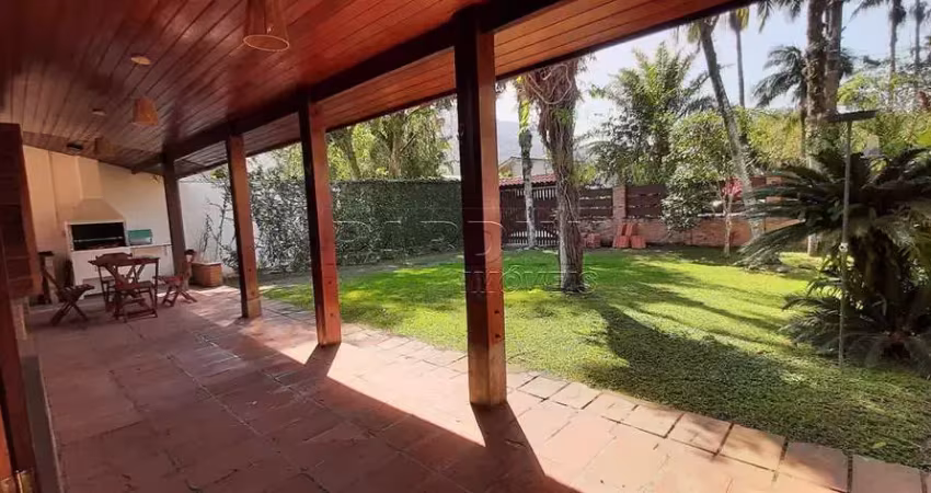 Casa de temporada com churrasqueira e amplo jardim, perto do mar, na praia do lázaro em ubatuba!