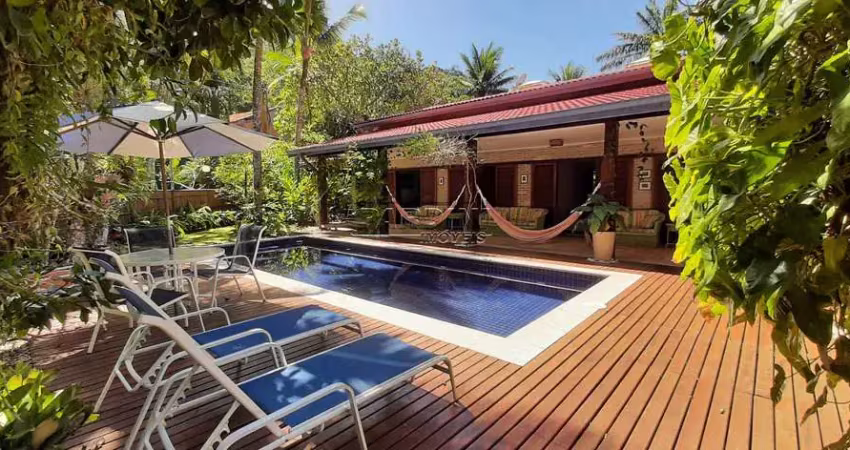 Casa em condomínio, com 5 suítes, piscina, a 150 metros do mar, na praia da domingas dias em ubatuba!