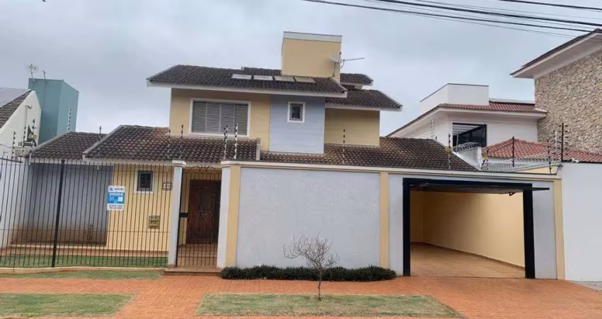 Sobrado à venda em Maringá, Zona 04, com 3 quartos, com 287.81 m²