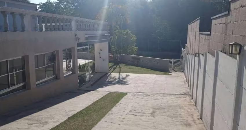 Ótima chácara, muito bem localizada, próxima a comércios e fácil e rápido acesso às rodovias!