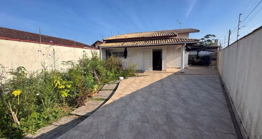 Casa para Venda em Itanhaém, Tupy, 3 dormitórios, 2 suítes, 1 banheiro, 4 vagas