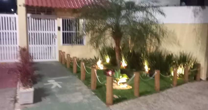 Linda casa dúplex. 2 qtos, varanda, quintal, condomínio fechado com segurança