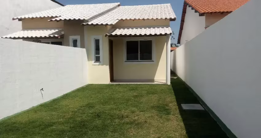 Linda casa linear, varanda,  2 quartos, garagem, otima localização, tudo na porta, pedra de guaratiba