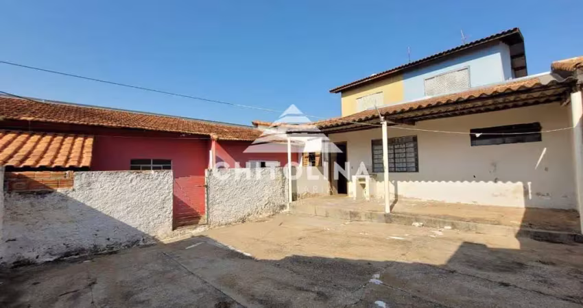 Casa padrão de fundo, esperando pela sua decoração!! - com 1 dormitório, sala, cozinha, banheiro social, área de serviço e quintal. agende uma visita
