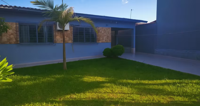 Amplo imóvel com duas residências, pátio e garagem coberta!