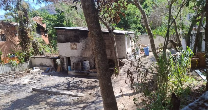 20m2 de frente para aestrada do joa ,proximo a delegacia.