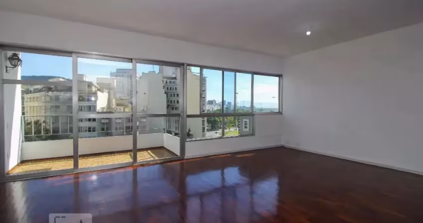 Predio imponemte frente vista para o aterro total infraestrutua
