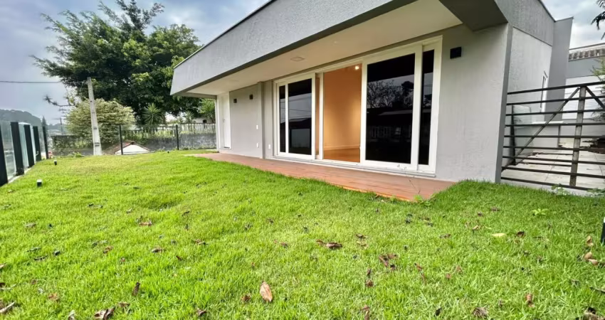 Casa plana reformada com 1 suíte master e 2 quartos e 2 vagas de garagem.