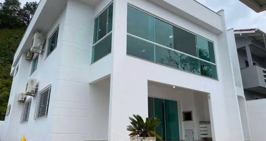 Sobrado a venda no Bairro Praia dos Amores em Balneário Camboriú.