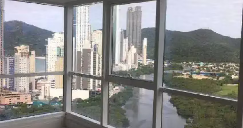 Apartamento semi mobiliado no Marina Beach Towers com 193m² privativos e 03 vagas de garagem.