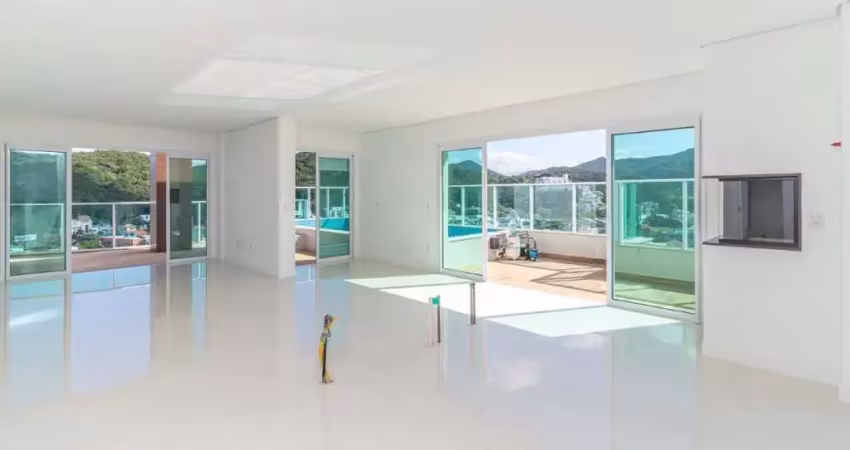 Cobertura à venda no Solares da Brava com 04 suítes e 05 vagas de garagem na Praia Brava em Itajaí.