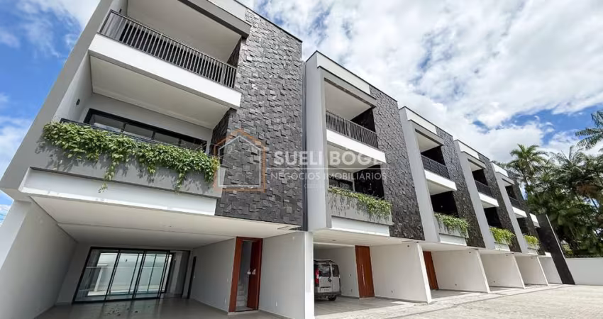 SOBRADO COM 3 SUÍTES E 2 VAGAS DE GARAGEM NO BAIRRO GLÓRIA