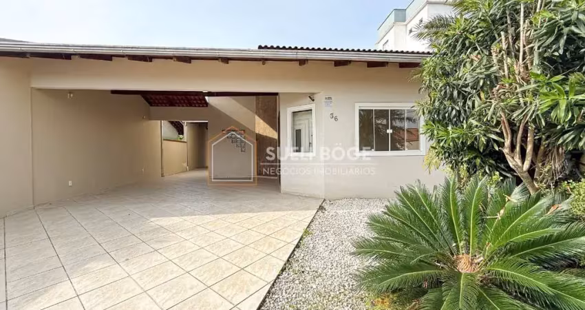 CASA PLANA COM 3 DORMITÓRIOS E 4 VAGAS DE GARAGEM