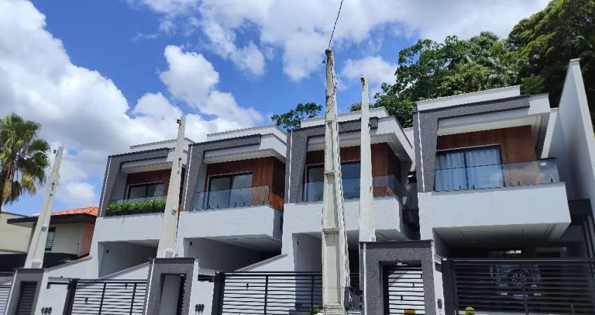 Sobrado geminado com 3 suítes à venda no bairro Glória em Joinville-SC por R$ 1.034.000,00.