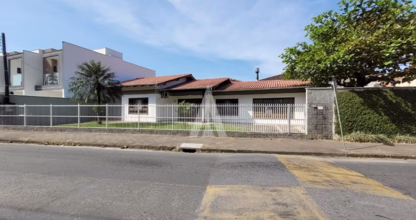 Casa plana, averbada, com 1 suíte mais 2 quartos à venda no bairro Bom Retiro em Joinville - SC por R$ 880.000,00.