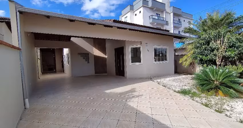 Casa térrea e averbada com 1 suíte mais 2 quartos à venda no bairro Iririú em Joinville-SC por R$ 680.000,00.