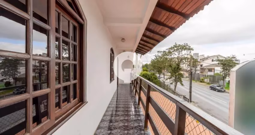 Sobrado Versátil no Bairro Portão: Espaço Amplo com Potencial Comercial e Residencial