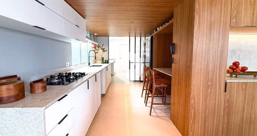 O Seu Refúgio de Luxo no Batel: 197m² Totalmente Reformado com 4 Quartos e Área Gourmet