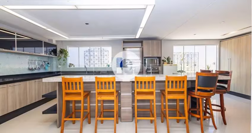 Casa espaçosa com 4 quartos, edícula, reformada e muito bem localizada