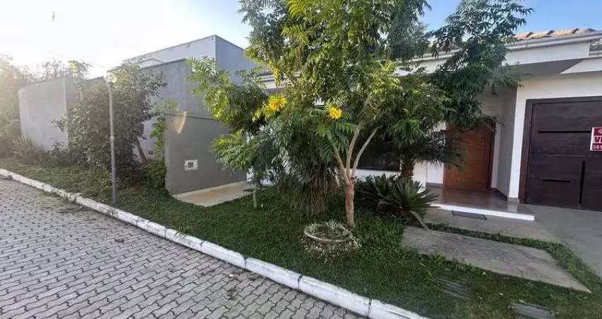 Casa linear em condomínio fechado com três quartos suítes a venda por 1.379.000,00