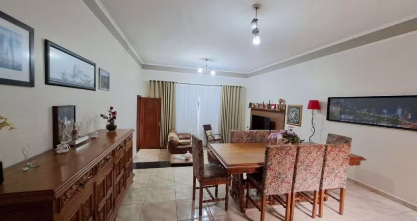 Elegante casa tipo para venda com 3 quartos, sendo 1 suíte, 211m²