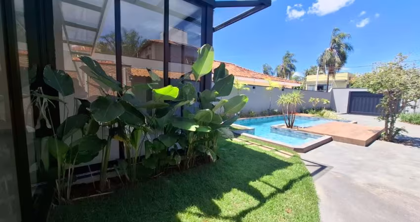 Atraente casa tipo para venda com 4 quartos, sendo 3 suítes, 260m²