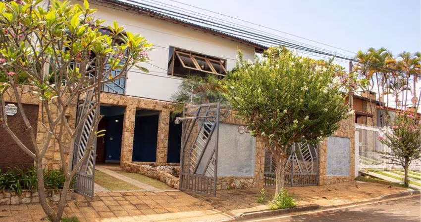 Casa espaçosa no Jardim do Lago em Atibaia com 03 dormitórios, suíte com closet e vista para a Pedra Grande.