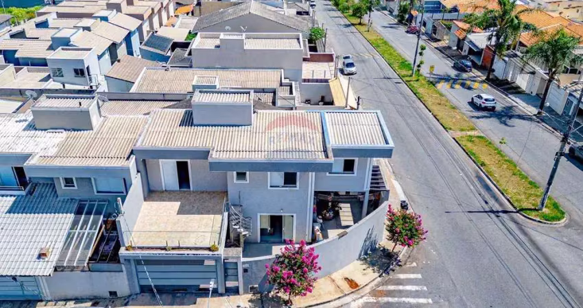 Sobrado com 3 quartos, 01 suíte, varanda e 3 vagas de garagem