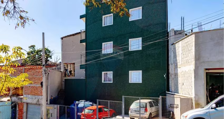 Prédio residencial com 3 apartamentos, um por andar.