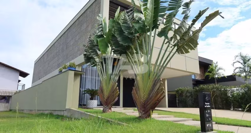 Casa de alto padrão no condomínio Caledônia à venda