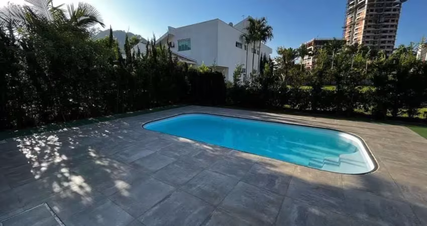 Casa com 4 quartos para alugar na Avenida Marcio Ferreira de Mello e Silva, 55, Praia Brava, Itajaí
