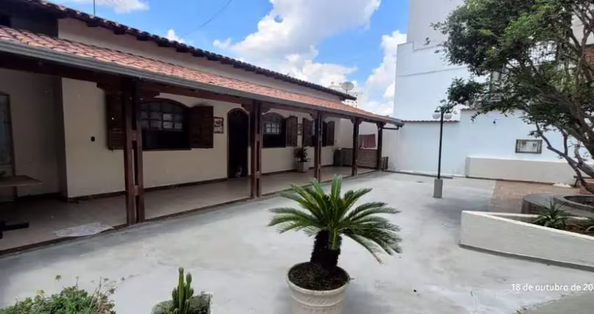 Casa com 5 quartos à venda na Rua Tapirapes, 327, Santa Mônica, Belo Horizonte