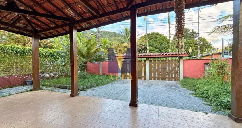 Casa térrea à venda a 170 metros da Praia da Enseada.