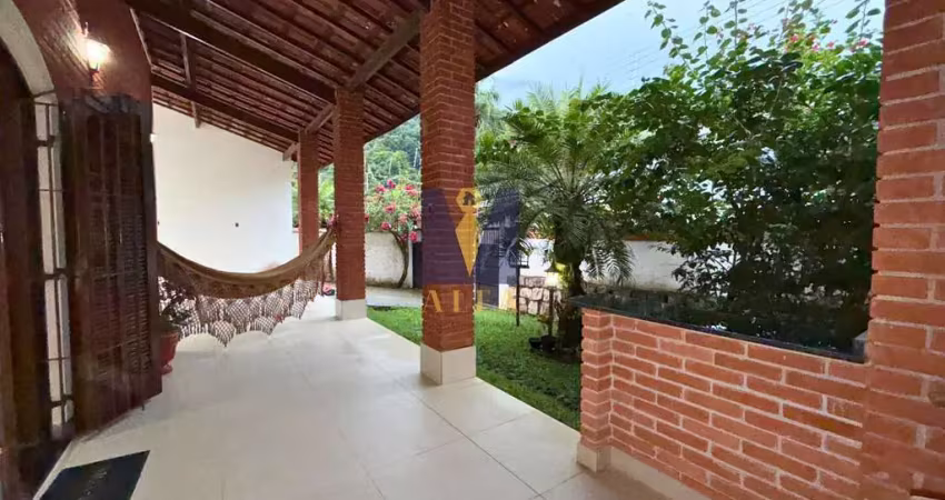 Casa com 3 dormitórios (2 suítes), área gourmet e quintal – perequê-mirim – 322m² de terreno