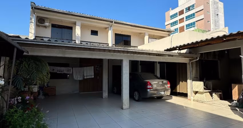 CASA COM AMPLO ESPAÇO NO TERRENO PRÓXIMO AO CENTRO DE CAMBORIÚ